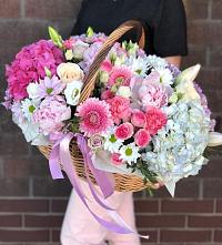 Композиция солнечный день в Гофицком Цветочная композиция из Розы, Хризантемы, Пионы и Лизиантусы в корзине в Гофицком