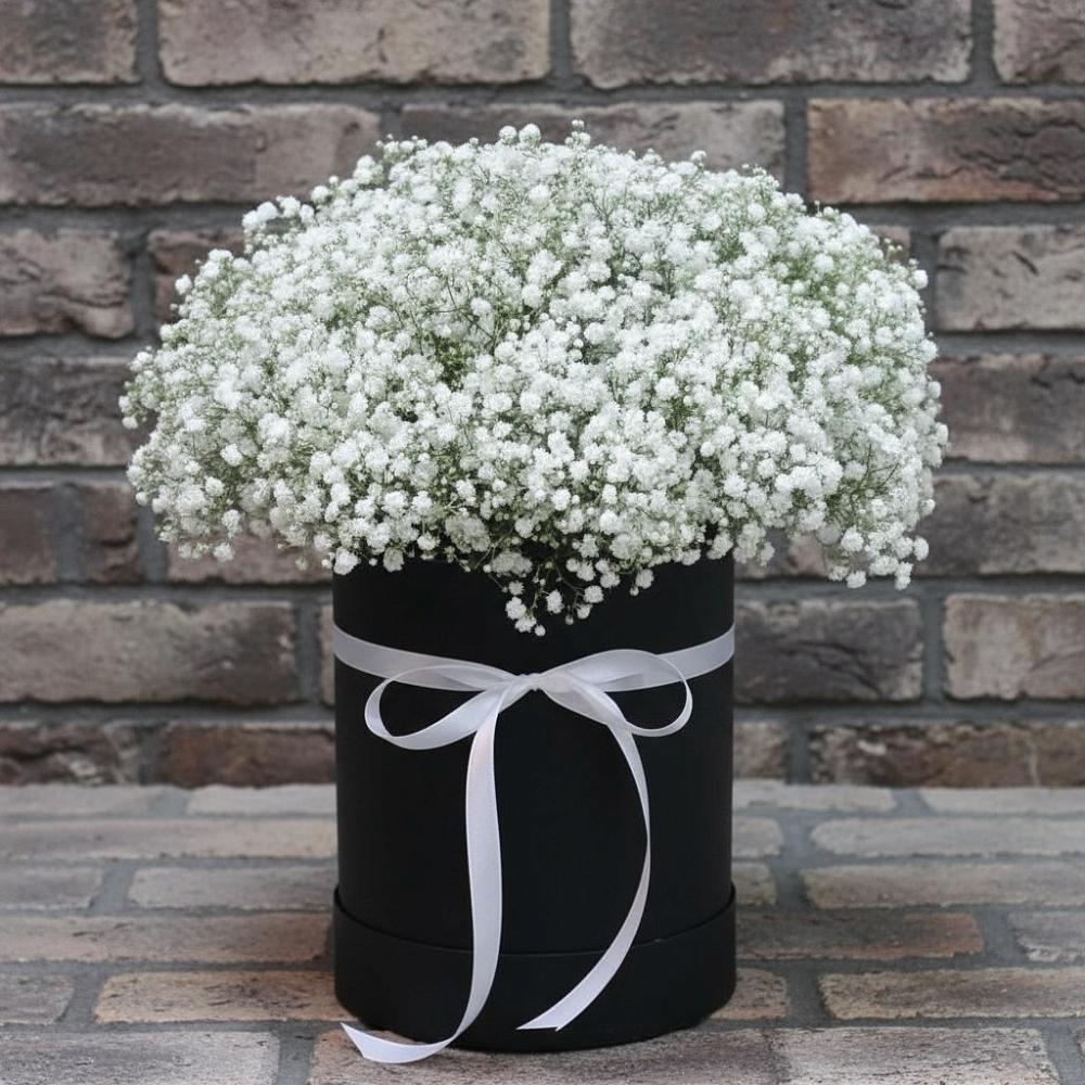 Цветочная композиция из Гипсофила в шляпной коробке в Гофицком