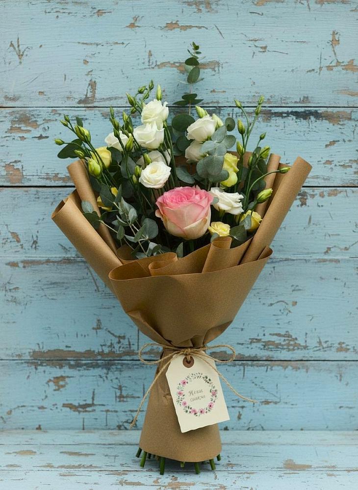 Букет цветов из: Розы и Лизиантусы в Гофицком