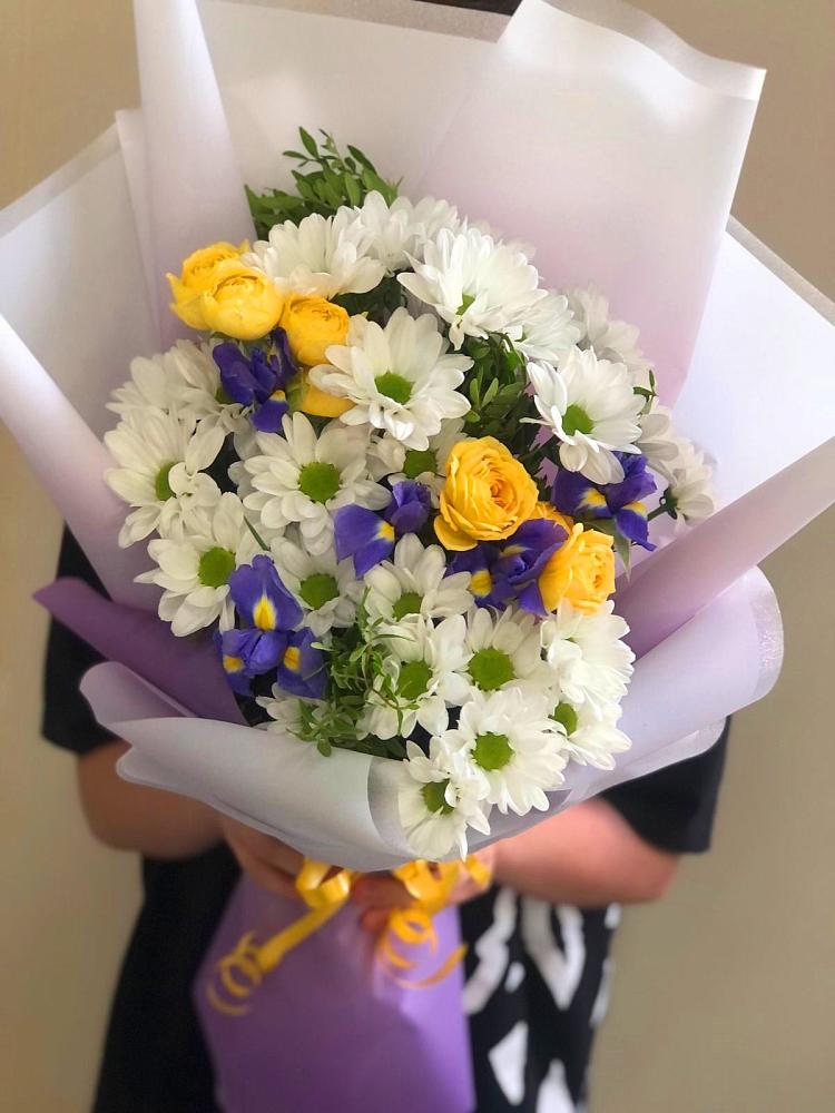 Букет цветов из: Ирисы, Хризантемы и Розы в Гофицком