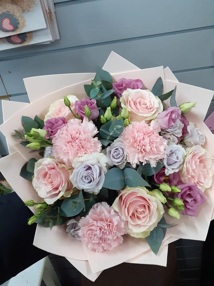 Букет цветов из: Розы, Гвоздики и Лизиантусы в Гофицком